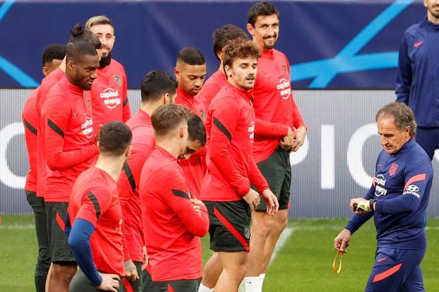 哈登关键三分快船险胜灰熊 76人力克骑士